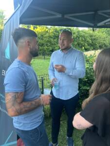 3 personnes buvant un verre